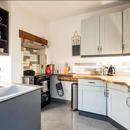 Lovely Three Bedroomed House, Parking 2 Cars Londra Exterior foto