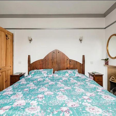 Lovely Three Bedroomed House, Parking 2 Cars Londra Exterior foto