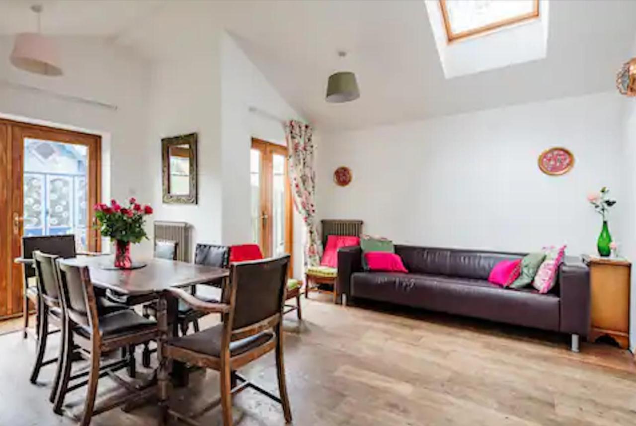 Lovely Three Bedroomed House, Parking 2 Cars Londra Exterior foto