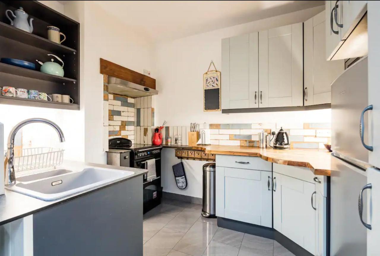 Lovely Three Bedroomed House, Parking 2 Cars Londra Exterior foto