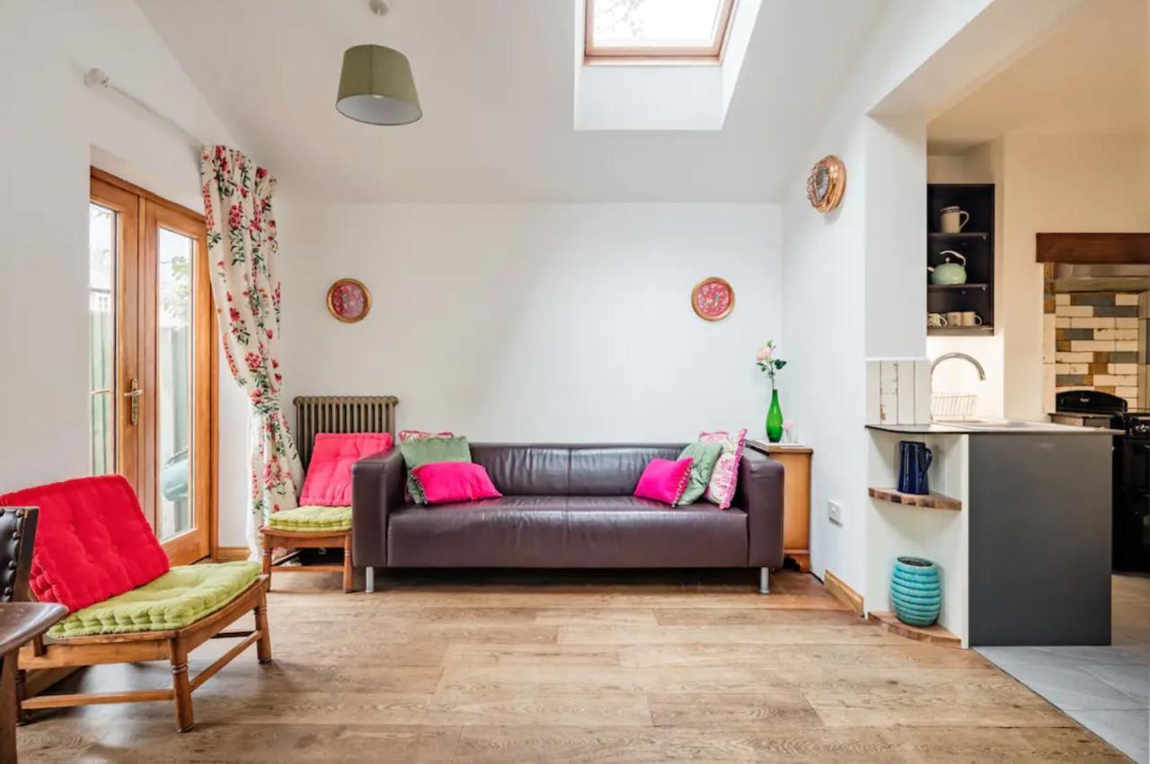 Lovely Three Bedroomed House, Parking 2 Cars Londra Exterior foto