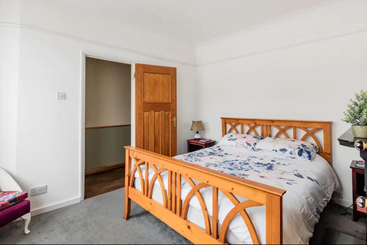 Lovely Three Bedroomed House, Parking 2 Cars Londra Exterior foto