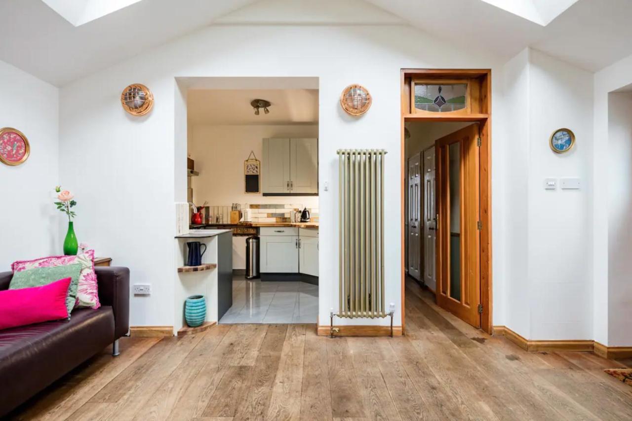 Lovely Three Bedroomed House, Parking 2 Cars Londra Exterior foto