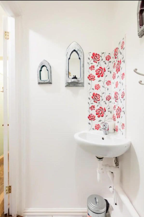 Lovely Three Bedroomed House, Parking 2 Cars Londra Exterior foto