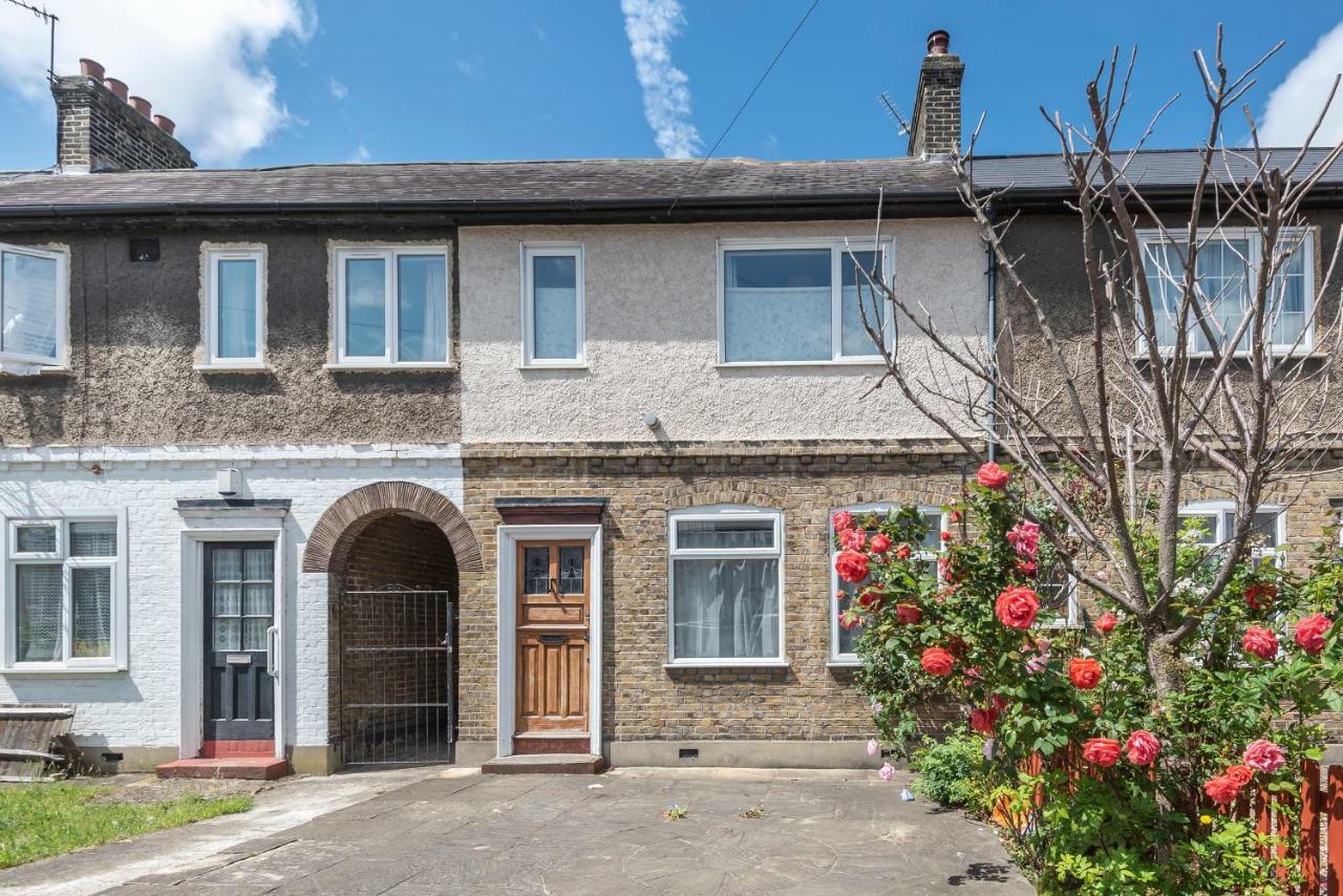 Lovely Three Bedroomed House, Parking 2 Cars Londra Exterior foto