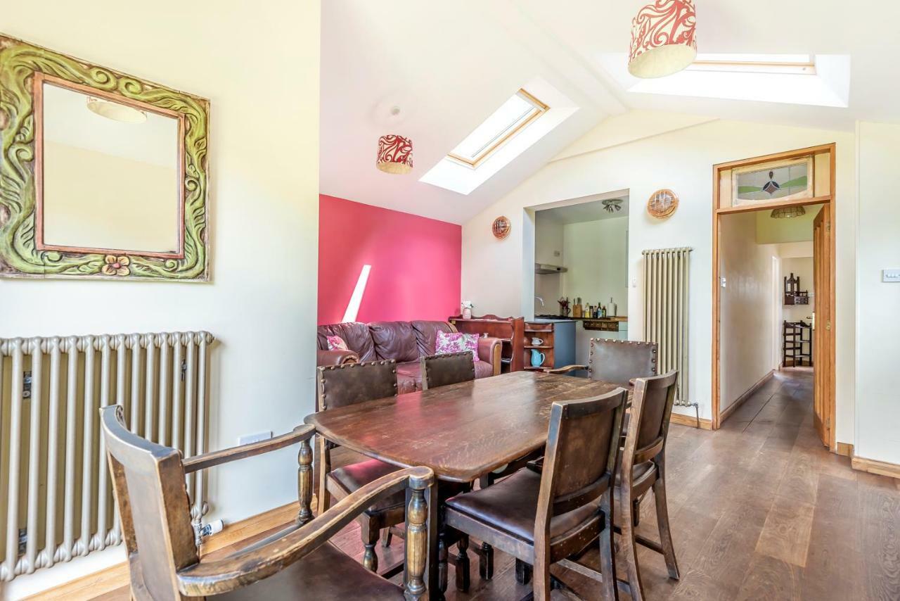 Lovely Three Bedroomed House, Parking 2 Cars Londra Exterior foto